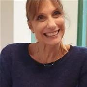 Buona sera, mi chiamo Enrica mi piacerebbe insegnarvi a parlare bene in Inglese, non perché dovete andare bene a scuola ma perché la conoscenza della lingua inglese sarà la vostra porta sul mondo del futuro